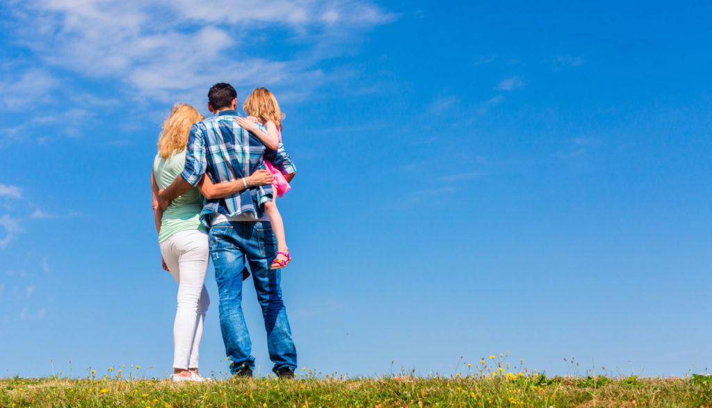 famiglia nel prato